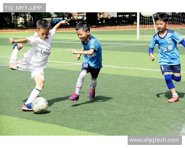 足球明星带球姿势的精彩瞬间展现足球魅力与技巧的完美结合